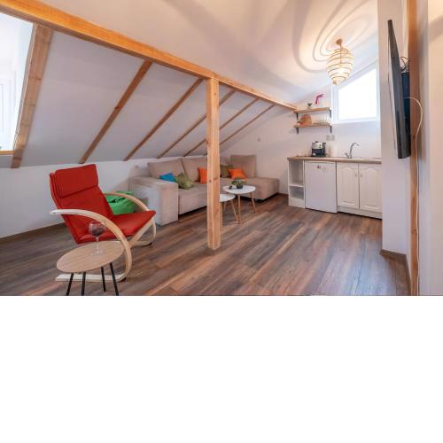 Central Bohemian House/Garden/-5 bedrooms, 3 Baths