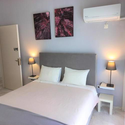 Central, Bright and Comfortable Apartment with balcony