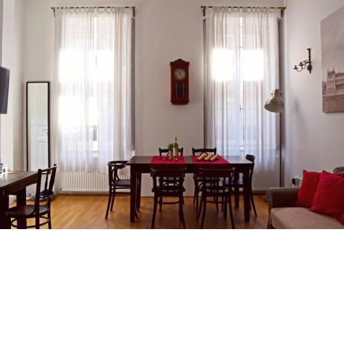 Central Budapest Apartment in Historical Building With Free Private Parking