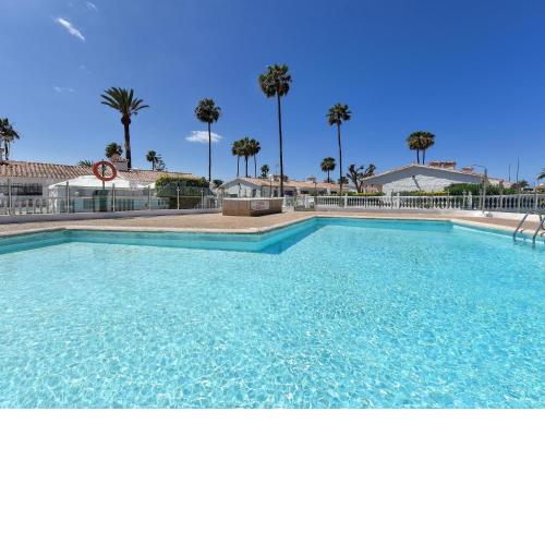 Central Bungalow with pool