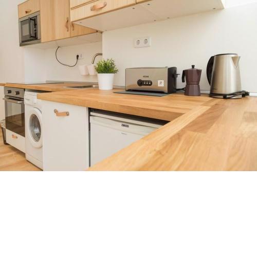 Central Danube 3BR, 2 Bathr Quiet Apt at Market Hall