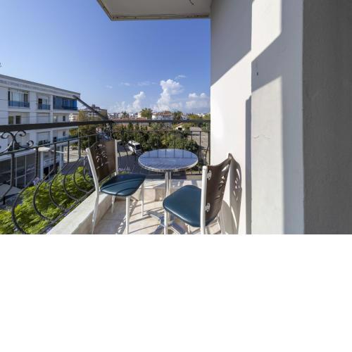 Central Flat w Balcony 10 min to Hadrian Gates