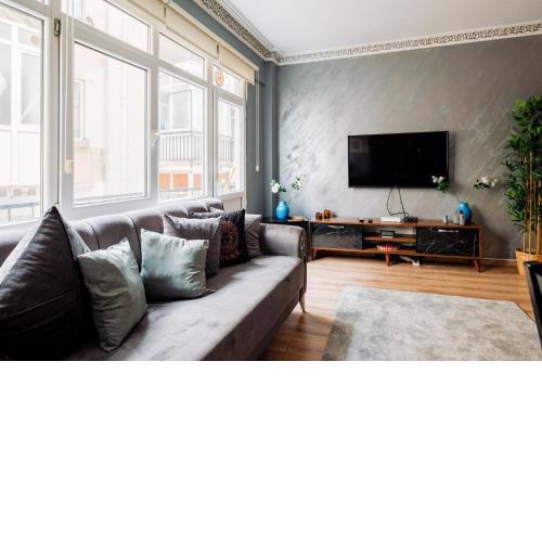 Central Flat w Balcony 5 min to Coast and Taksim