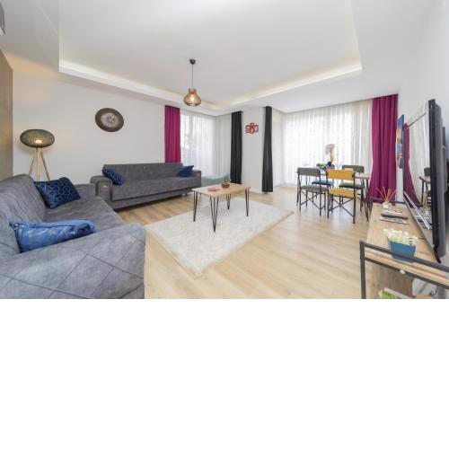 Central Flat w Balcony Near Hadrian in Antalya