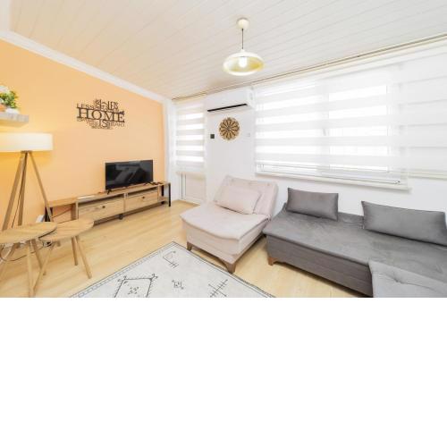 Central Flat with Balcony and Terrace in Muratpasa