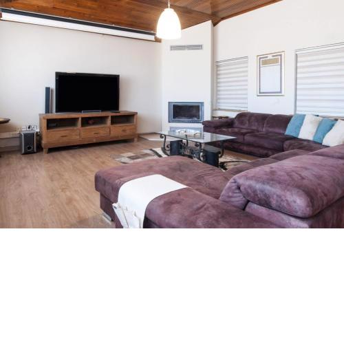 Central Flat with City View and Terrace in Sisli