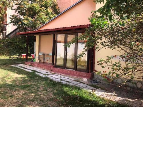 Central Garden apartment