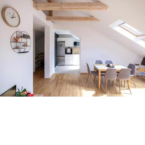 Central garden house POSTOJNA (bright and cosy!)