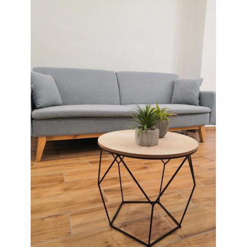 Central & renovated 3-bedroom flat