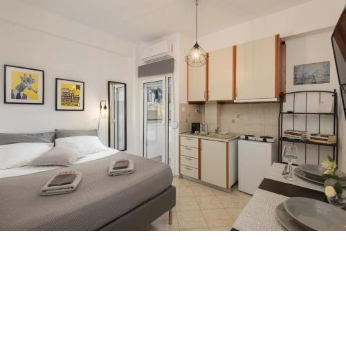 Central Studio! Fiber WiFi, AC, Private, Self Check-in!