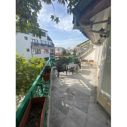 Central Studio with Lovely Terrace & Free street Parking