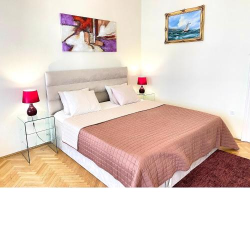 Central Vintage Residency - Balcony & AC