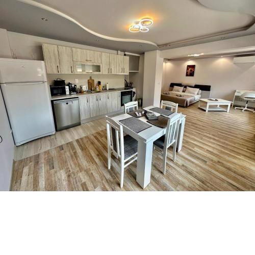 Central Vista Apartment by LMG