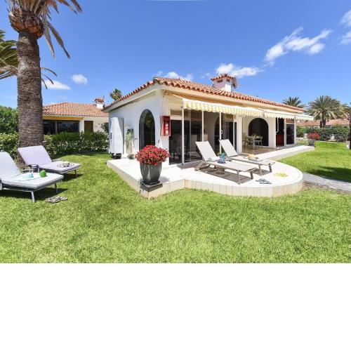Centrally located bungalow with communal pool in Playa del Ingles
