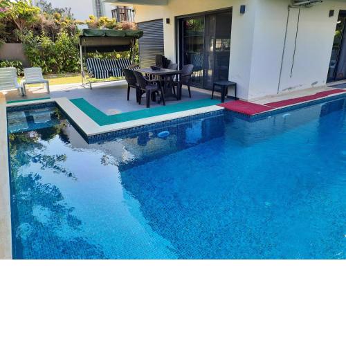 Centrally located villa with private pool 150m to the sea-Merkezi konumda denize 150m özel havuzlu villa