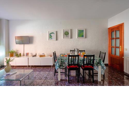Céntrico apartamento cerca de playa y tren a Barcelona para 6 pax