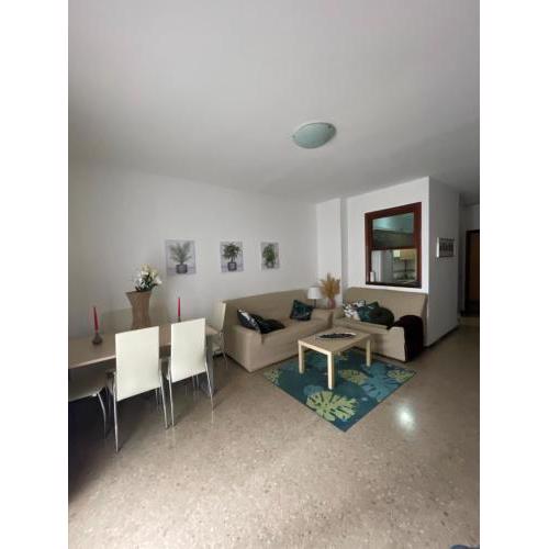 Céntrico piso con galería exterior