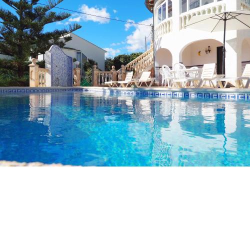 Cerca playa y pueblo villa con piscina grande