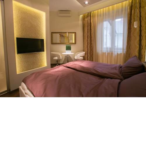 Chain Bridge Studio Apartment