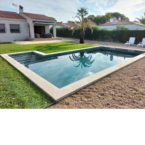 Chalet a 350m de la playa, con piscina privada.