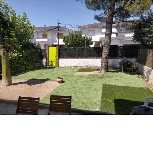 Chalet adosado con jardín
