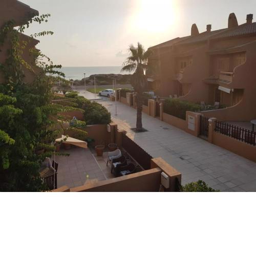 Chalet adosado en la playa de El Perellonet con piscina, pista tenis