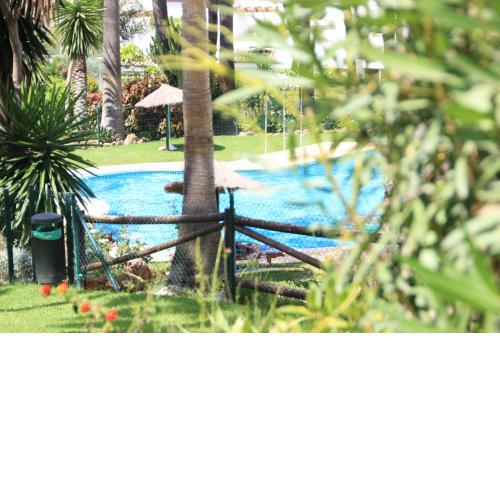 Chalet adosado en urbanización con piscina