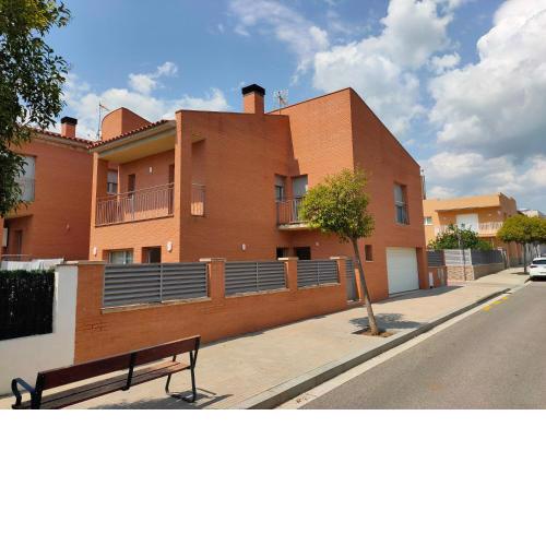 Chalet amplio con Jardín y zona barbacoa.