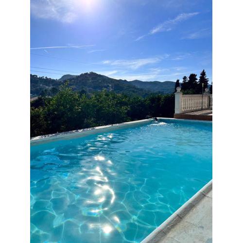 Chalet avec piscine et orangers