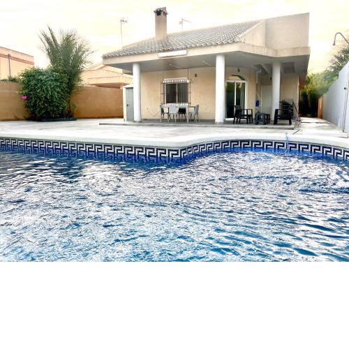 CHALET CON PISCINA A 100m DE LA PLAYA