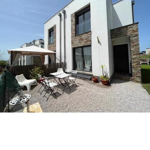 Chalet con piscina cerca de la costa