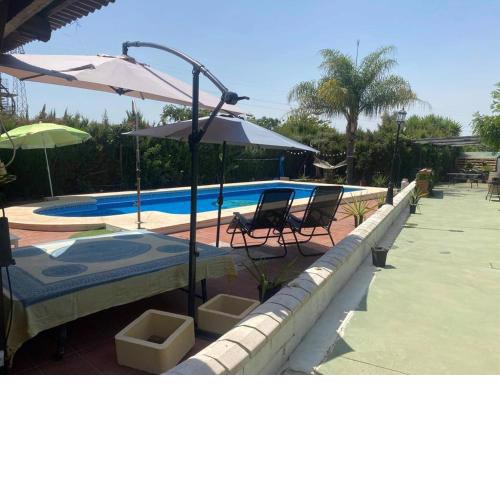 Chalet Con Piscina Compartida En Sevilla