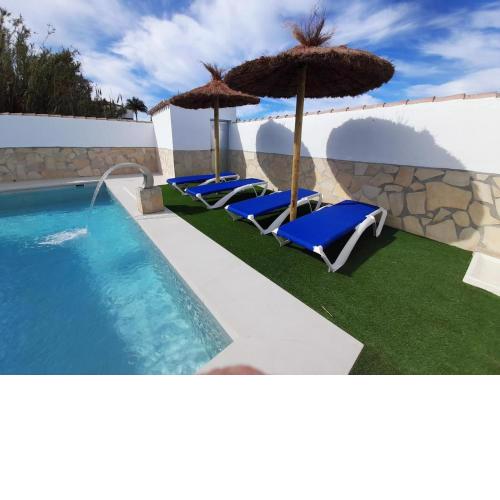 Chalet con piscina compartido Solo Familia I