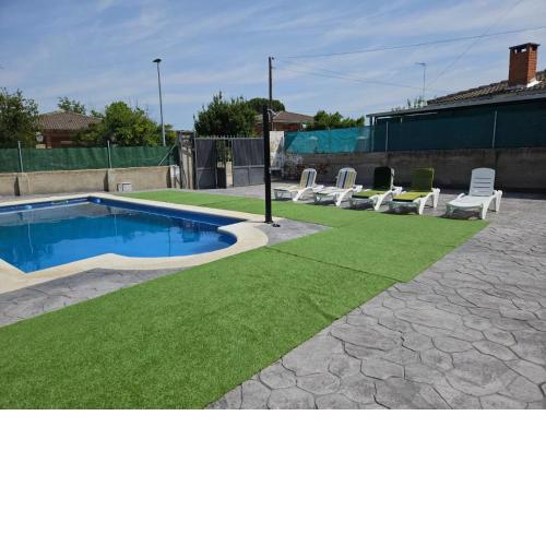 Chalet con piscina en escalona
