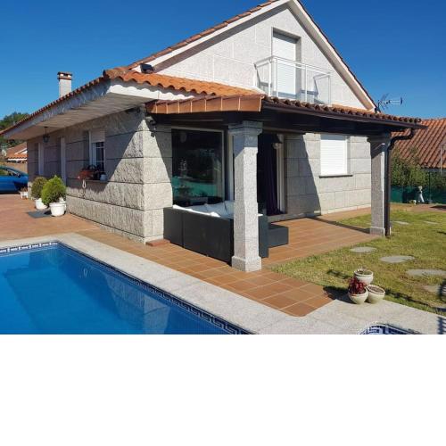 Chalet con piscina en O Rosal