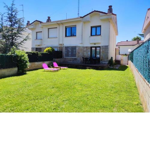 Chalet con Piscina, jardin, txoko y wifi