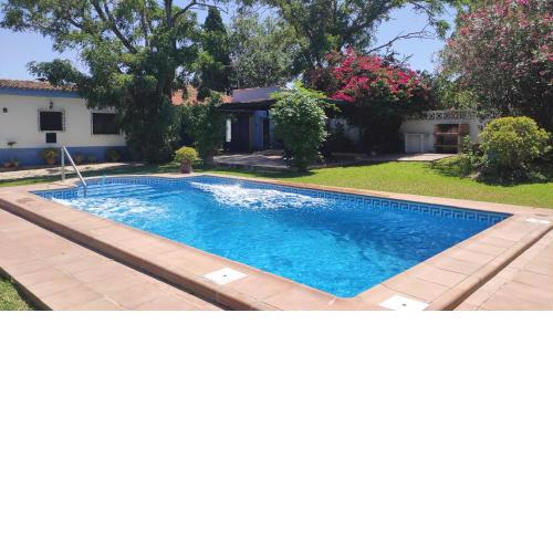 Chalet con piscina privada, natural y acogedor