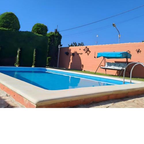Chalet con piscina privada y Jardín