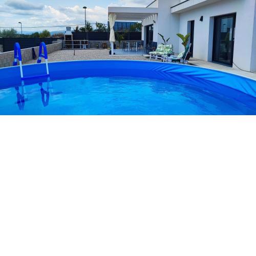 Chalet con piscina, terraza y barbacoa