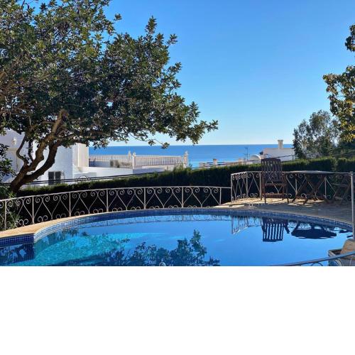 Chalet con piscina y vistas al mar