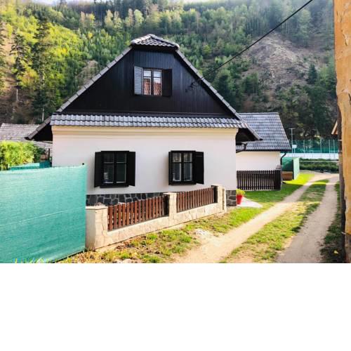 Chaloupka u řeky