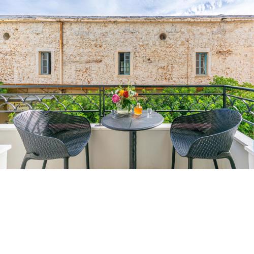 Chandakos 8 Design Apts