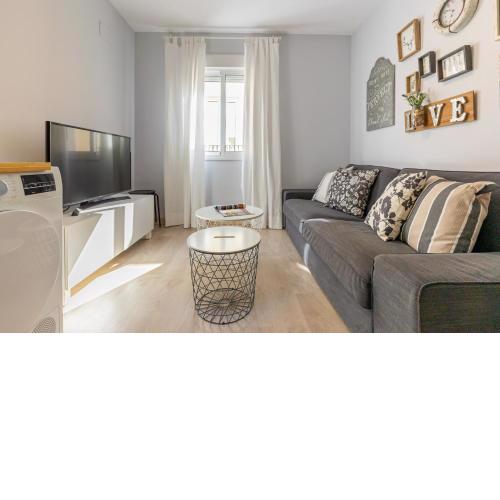 Charming 2 Bedroom Apartment at Rodrigo de Triana By Oui Seville