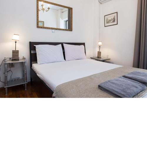 Charming 2 Bedroom apt next to Panormou