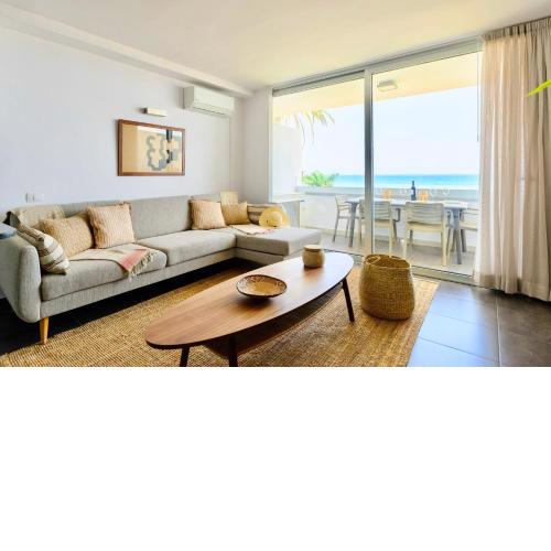 Charming 2 Bedroom Retreat with Beachfront Views