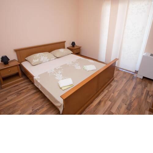 Charming Apartment in Podstrana with Garden