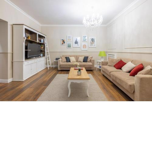 Charming apartment with patio a few steps from Colosseum