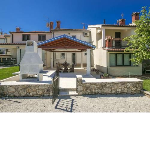 Charming Beachfront Holiday Home in Porec