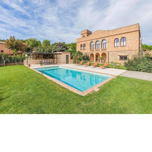 Charming Holiday Home in Vulpellac with Pool