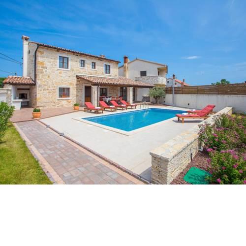 Charming Holiday Home with Swimming Pool in Pula